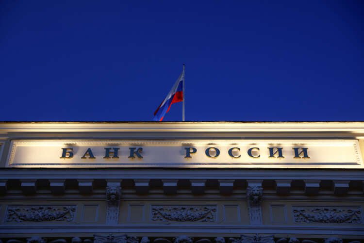 Russian state flag over Central Bank of Russia amid legal trading of foreign shares - Global Banking & Finance Review