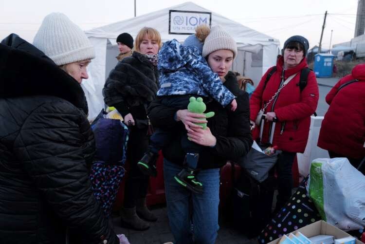 Refugees fleeing Russian attacks in Ukraine arrive at Medyka border - Global Banking & Finance Review