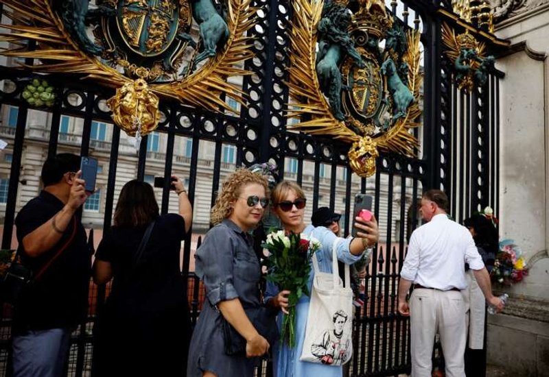 Image for With selfies and salutes, Britain’s generations mark queen’s passing