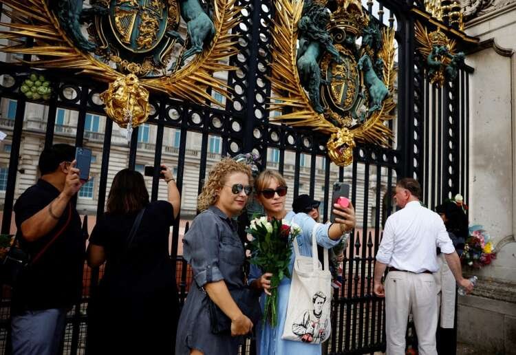 Image for With selfies and salutes, Britain’s generations mark queen’s passing