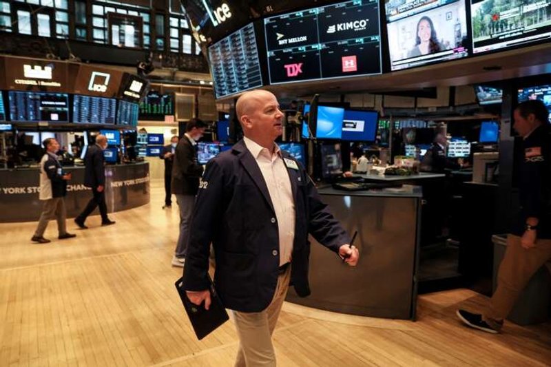 Image for Stocks slide on growth fears, oil tumbles