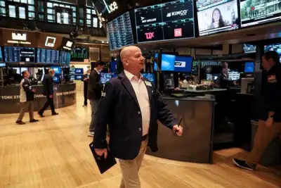 Image for Stocks suffer renewed slide on growth fears, dollar extends rally