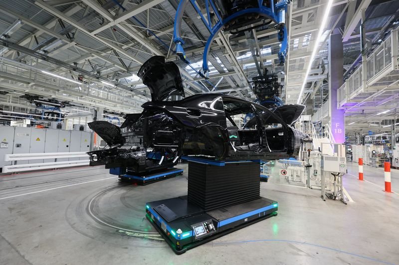 Graph illustrating decline in German engineering orders for 2024 - Global Banking & Finance Review