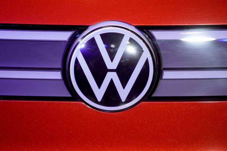Volkswagen, IG Metall strike wage deal