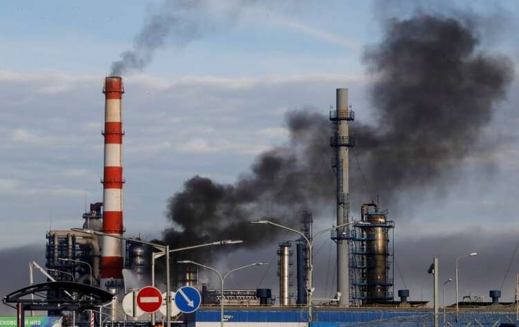 Smoke billows from a fire at a Russian oil refinery amid worldwide refining crunch - Global Banking & Finance Review