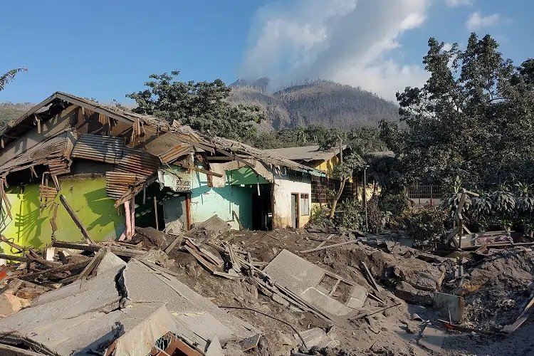 Evacuation efforts near Mount Lewotobi Laki-laki after volcanic eruption - Global Banking & Finance Review