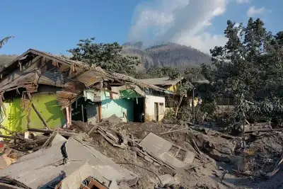 Image for Indonesia to evacuate 16,000 people after Mount Lewotobi Laki-laki eruption