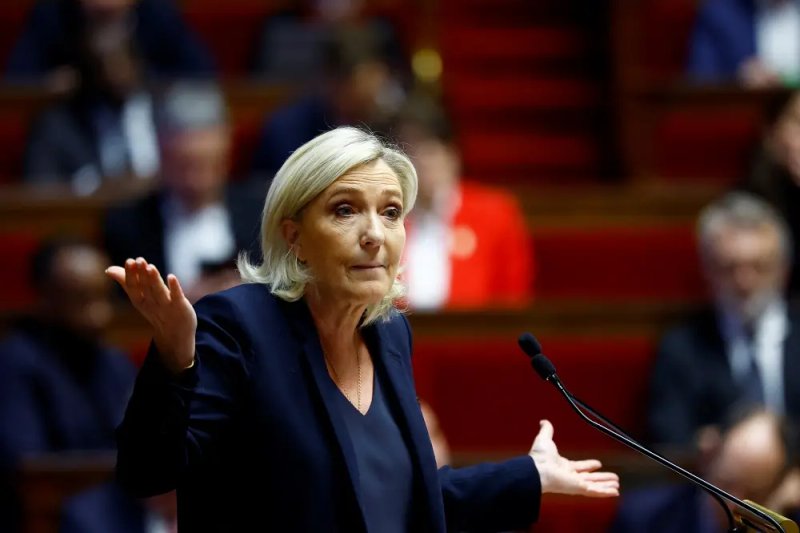 Image for French far-right leader Marine Le Pen eyes early presidential election