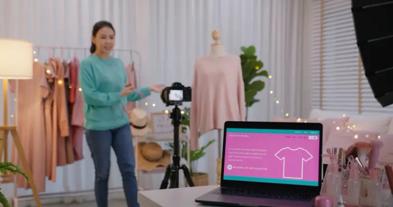 Image for Influencer Marketing in Fashion: Driving Brand Engagement Through Social Media Analytics