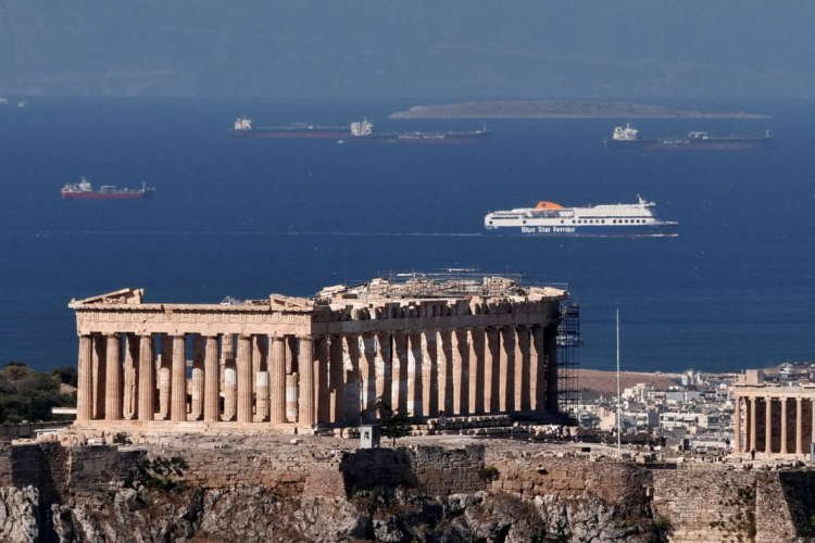 Greece banks on tourists for bad loan relief