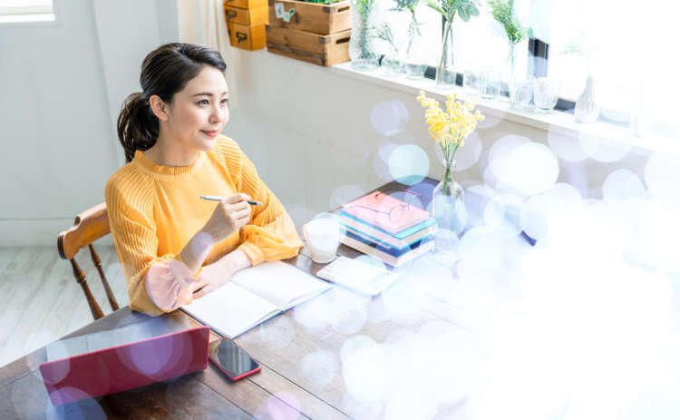 Freelancer managing finances at desk, illustrating late payment challenges - Global Banking & Finance Review