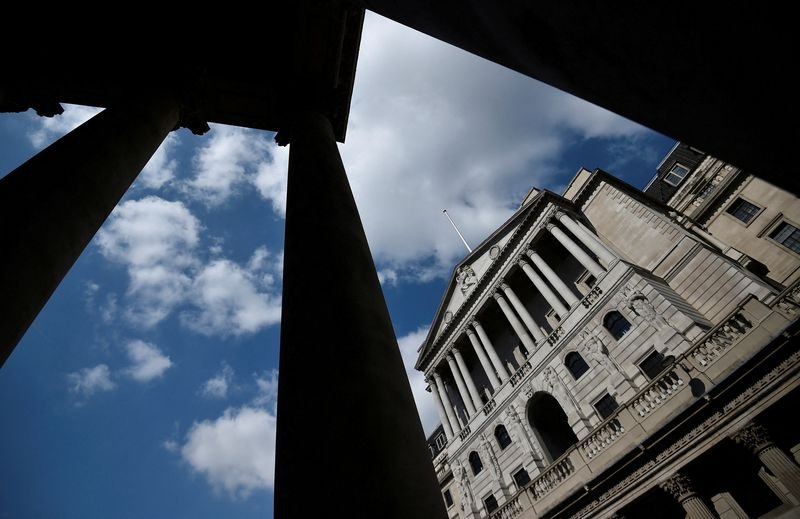Bank of England building highlighting upcoming interest rate cut - Global Banking & Finance Review