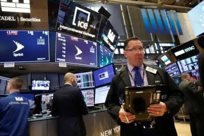 Image for Weary Wall Street cheers improved consumer confidence