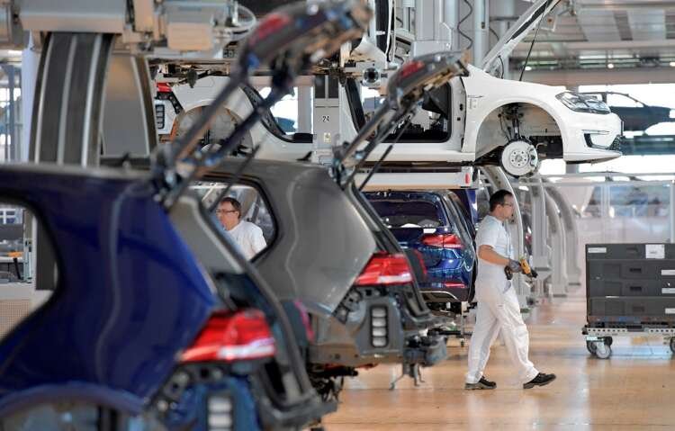 Image for Gas-guzzling German carmakers face uphill struggle to go green