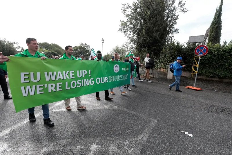 Image for Factbox-Europe’s embattled auto sector plans plant closures and layoffs