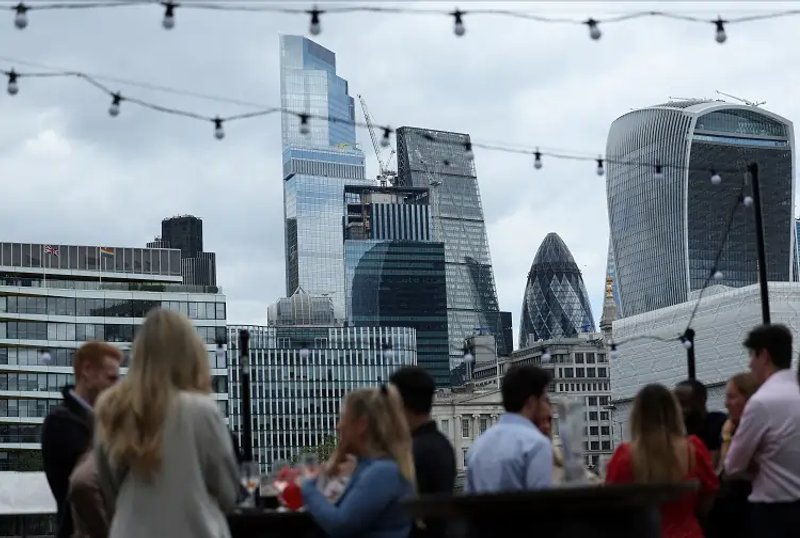 Image for Pubs, bookies and builders drive budget bounce for UK mid-caps