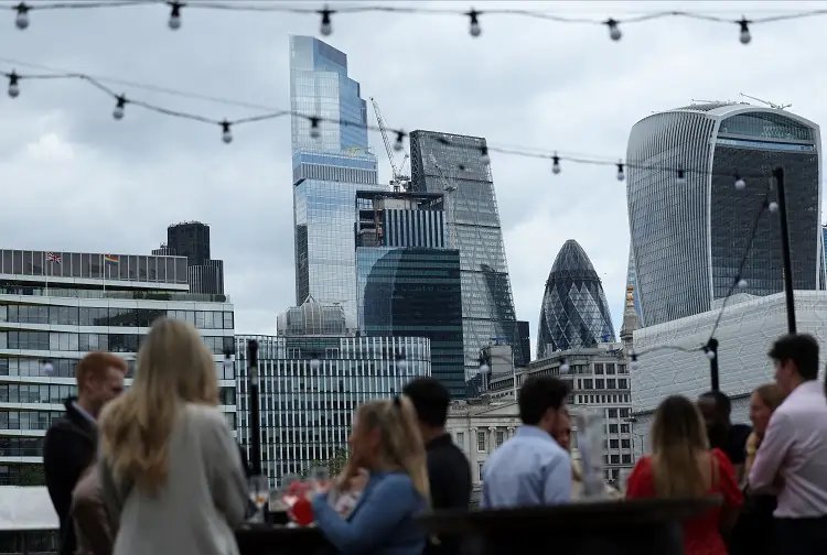 Image for Pubs, bookies and builders drive budget bounce for UK mid-caps