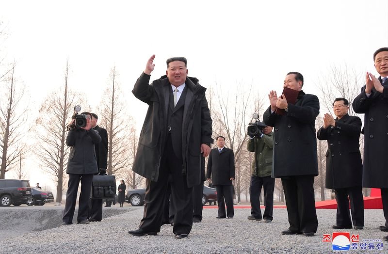 Kim Jong Un pays respects at his father's tomb in Pyongyang - Global Banking & Finance Review
