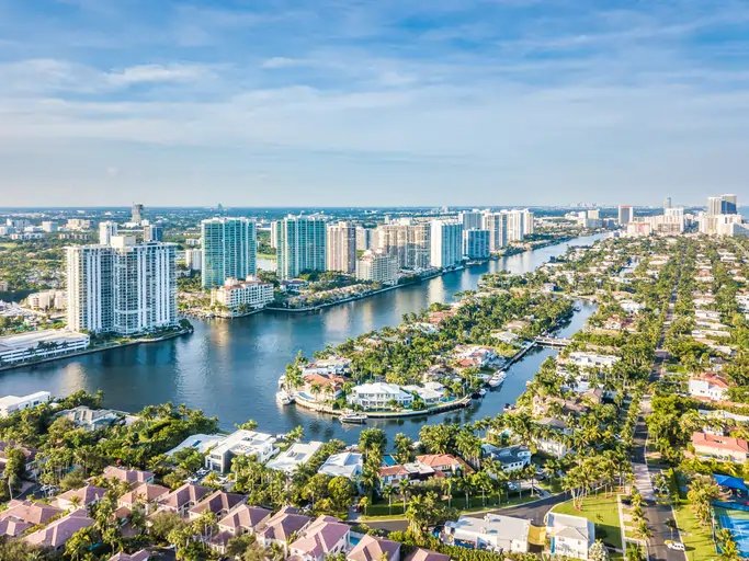 Beautiful Florida apartment complex showcasing investment opportunities - Global Banking & Finance Review