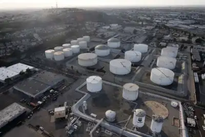 Image for Oil prices slip as economic fears offset tightening crude supplies