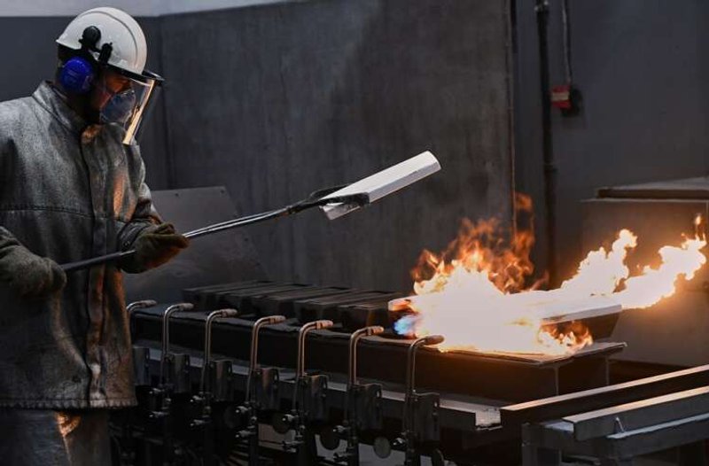 Image for Swiss customs reviews import of Russian gold in May