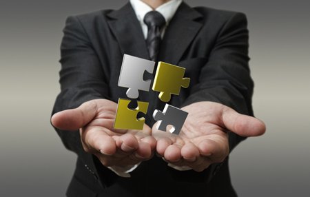 Business professionals discussing online market strategies to avoid pitfalls - Global Banking & Finance Review