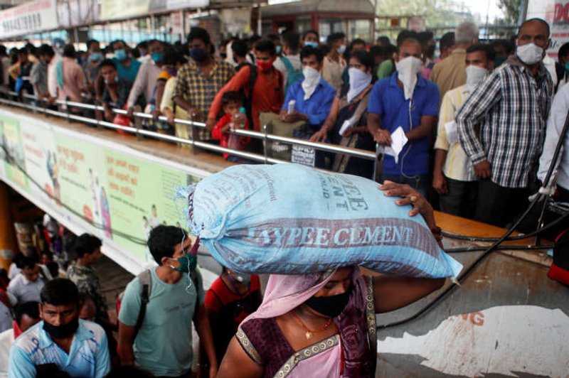 Image for ‘Life is precious’ say Indian migrants fleeing COVID-hit cities