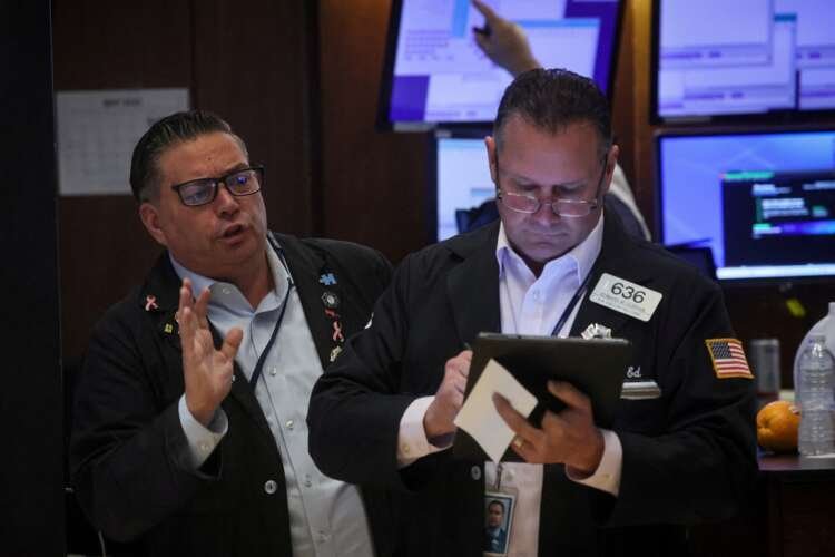 Traders on the NYSE floor react to stock market trends amid Fed rate pause - Global Banking & Finance Review