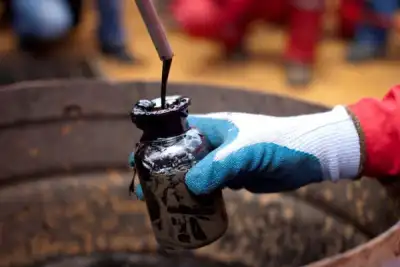 Image for Oil edges higher on supply concerns, China releases 4.43 million barrels