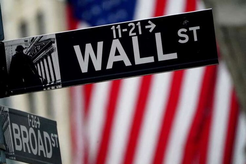 Image for Dollar shakes off suspected Japan intervention; stocks brace for earnings