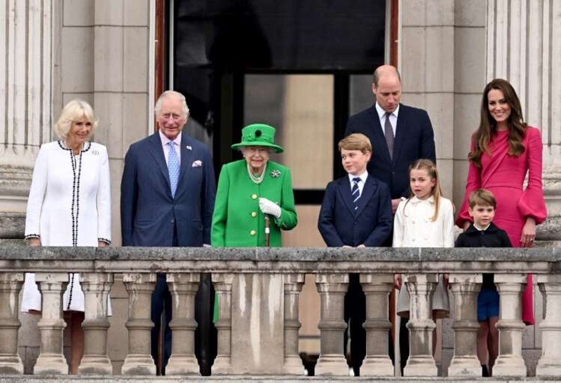 Image for As Britons thank Queen Elizabeth for 70 years, monarchy looks to future