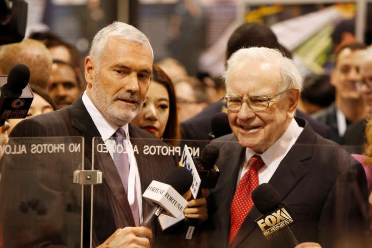 Warren Buffett converses with Mark Donegan, CEO of Precision Castparts, at Berkshire's annual meeting - Global Banking & Finance Review