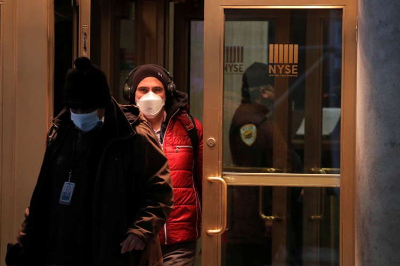 Image for Wall Street slides on tech sell-off, other world stocks flat