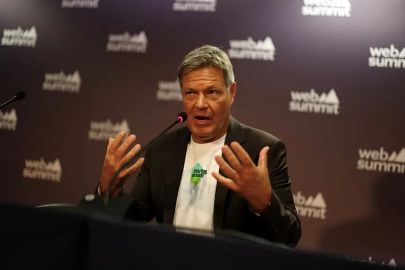 Image for German minister proposes subsidies to stabilize power network fees