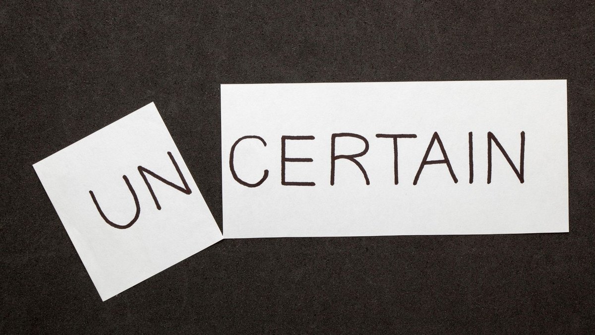 Graphic depicting economic uncertainty and resilience in small businesses - Global Banking & Finance Review