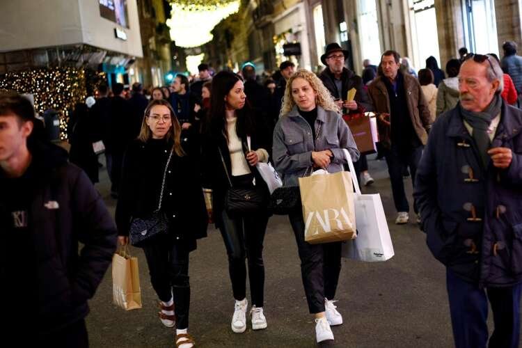 Busy shopping scene in Rome during Christmas, highlighting retail sales trends - Global Banking & Finance Review