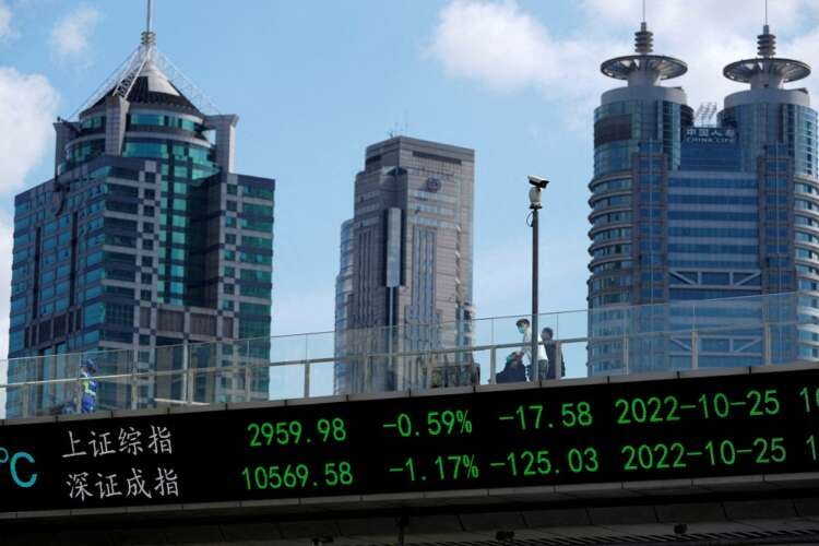 Electronic board displaying Shanghai and Shenzhen stock indexes amid Wall Street downturn - Global Banking & Finance Review