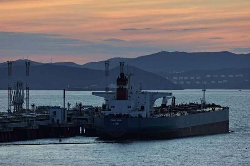 Image for Oil prices steady after U.S. stockpile swell