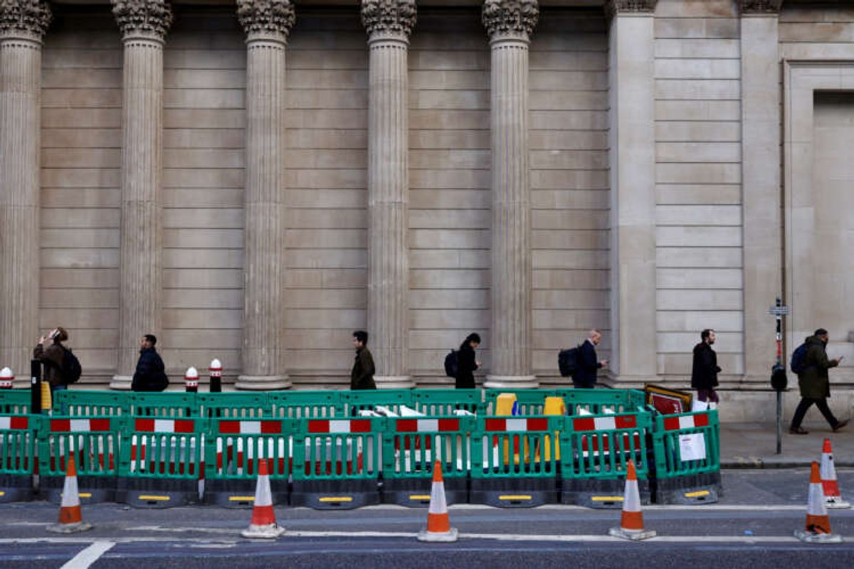 Bank of England building in London symbolizing economic resilience amid rising interest rates - Global Banking & Finance Review