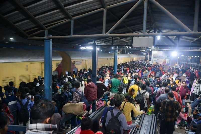 Crowd at New Delhi railway station during stampede incident - Global Banking & Finance Review