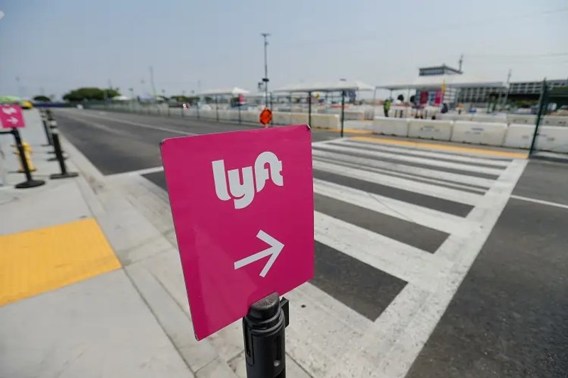 Image for Lyft projects strong fourth-quarter bookings on robust commuter demand, shares jump