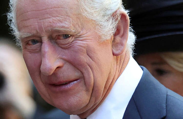 Visitors walking on the historic Cosmati Pavement at Westminster Abbey - Global Banking & Finance Review