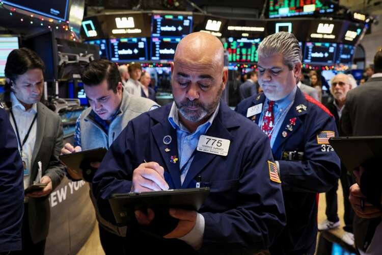 Traders analyzing financial data on the NYSE floor amid U.S. bond fund inflows - Global Banking & Finance Review