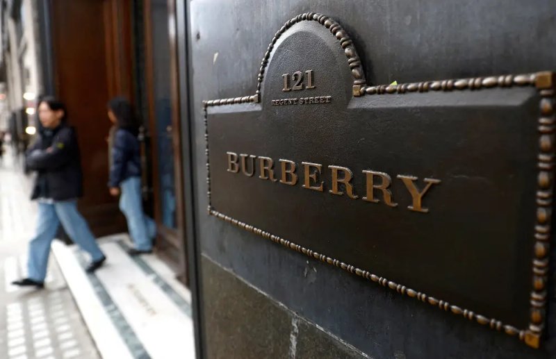 Image for Analysis-Fewer shoppers in Burberry stores complicates design overhaul