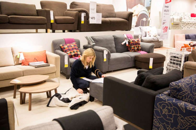 Image for Shopper numbers rise as Britons prepare gardens for lockdown ease