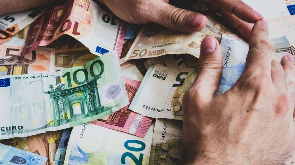 Graphs and charts illustrating collections strategies post-COVID-19 - Global Banking & Finance Review