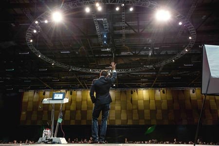 Greg Secker speaking at a Forex trading seminar for financial freedom - Global Banking & Finance Review