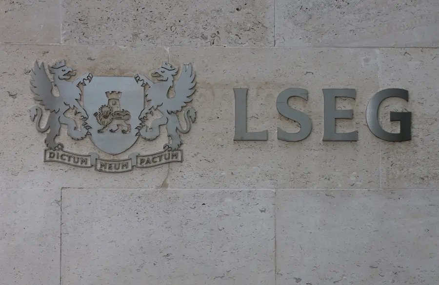 FTSE 100 index chart showing three-week highs amid mining gains - Global Banking & Finance Review