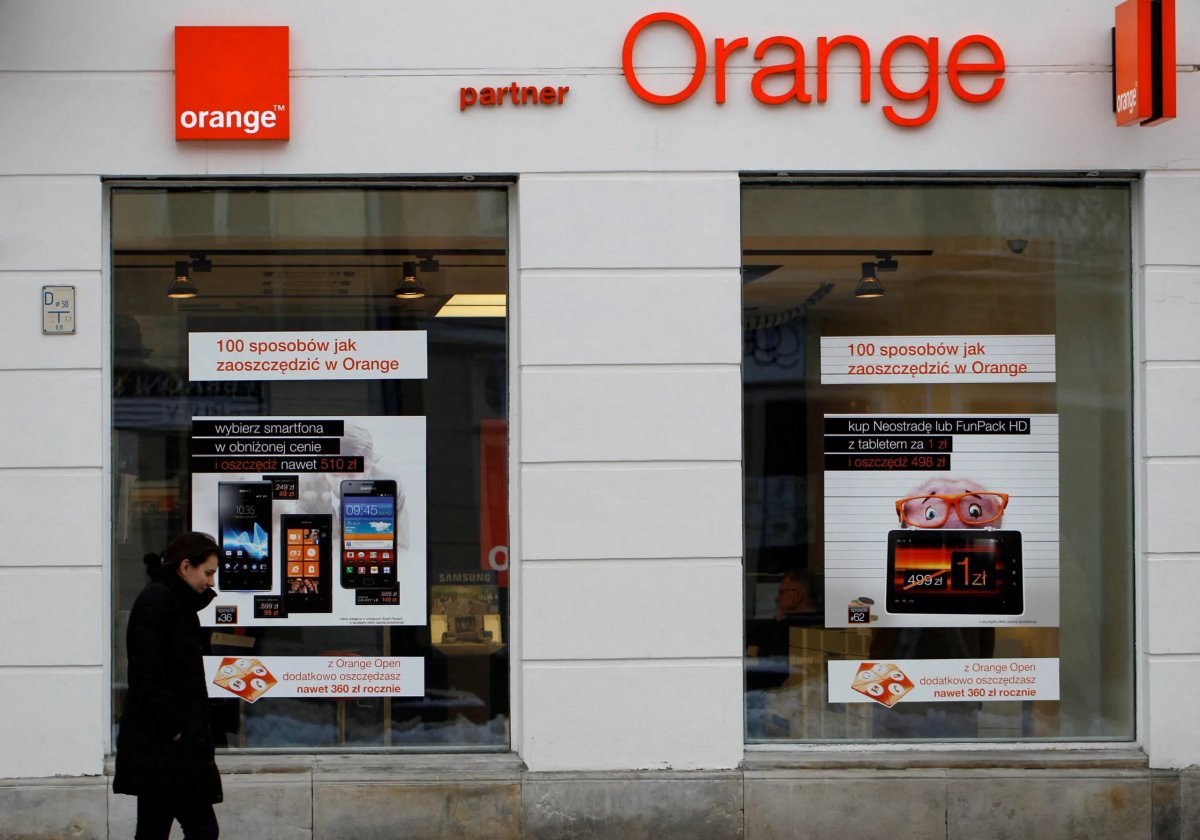 Orange logo with a backdrop of declining broadband customer statistics - Global Banking & Finance Review