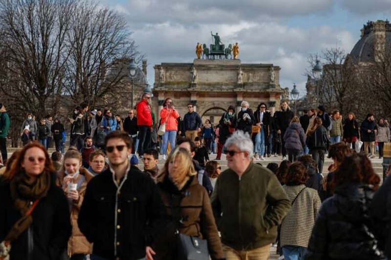 Image for France to give civil servants 3.5% pay hike to tackle inflation